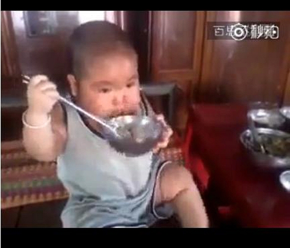 bé 2 tuổi người Việt , bé 2 tuổi biết dùng đũa gắp thức ăn, dễ thương, bé 2 tuổi, cộng đồng, ngôi sao